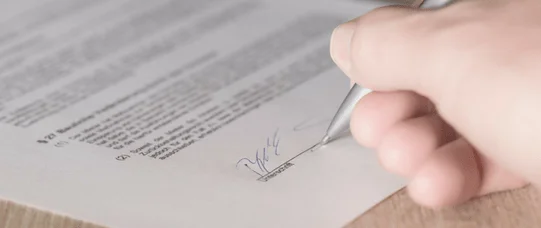 Umowa o pracę nie może być łączona z kontraktem