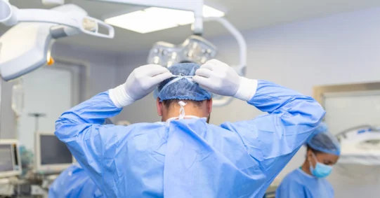 Lekarz podjął ryzykowną decyzję i uratował 13-letnią pacjentkę