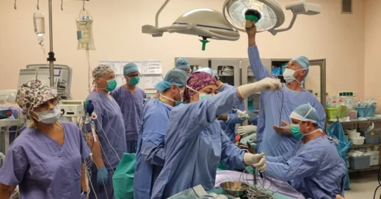 Polscy lekarze operowali 15-latkę z Angoli z ogromnym guzem twarzy