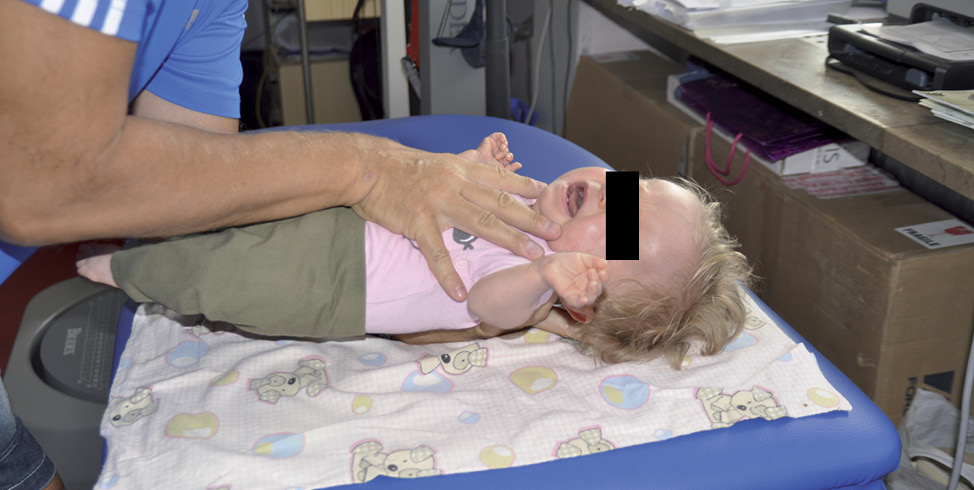 Rycina 12. Zmiana ułożenia dziecka z leżenia na plecach do leżenia na brzuchu.