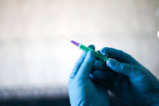 COVID-19. MZ podało zasady szczepień na sezon 2026/2027