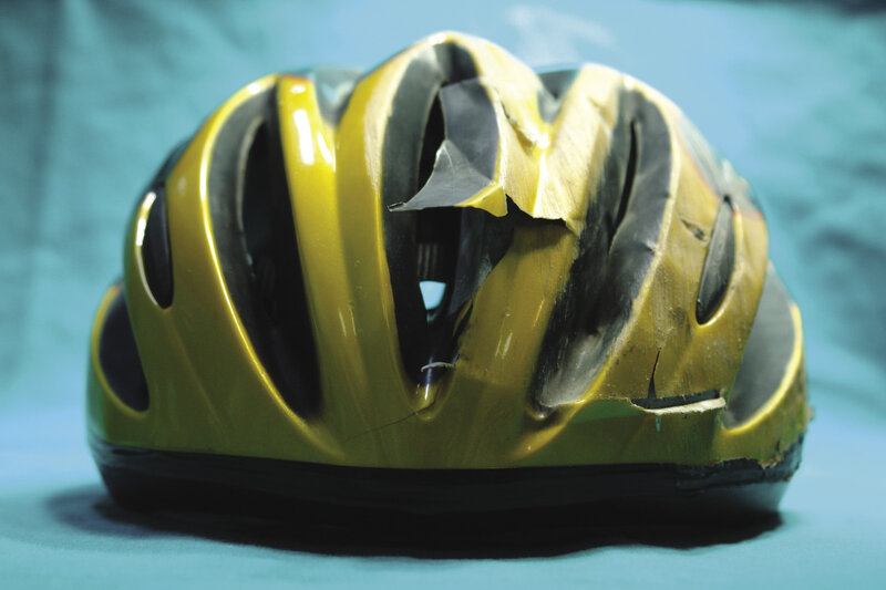 Rycina 1. Kask rowerzysty po wypadku komunikacyjnym. Jedna z metod zapobiegania urazowi pierwotnemu. W tym przypadku okazała się bardzo skuteczna