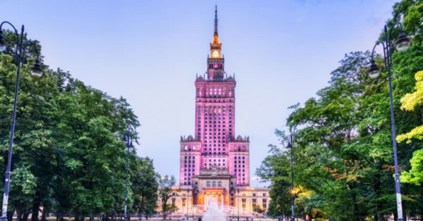 Pałac Kultury świeci na różowo, Hanza Tower wyświetla spoty: lekarze i pacjentki walczą o zdrowie piersi