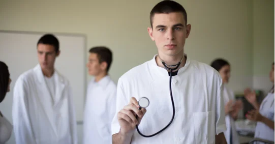 Studenci już na pierwszym roku medycyny będą mogli zatrudnić się w szpitalu