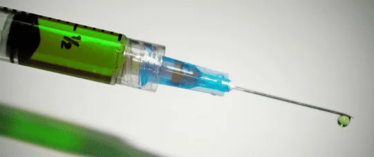 Brak szczepień nie może skutkować odmową leczenia 