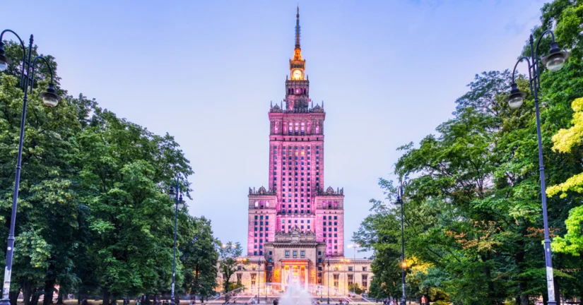 Pałac Kultury świeci na różowo, Hanza Tower wyświetla spoty: lekarze i pacjentki walczą o zdrowie piersi
