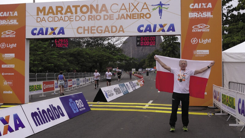 Ryc. 1. Autor artykułu po zakończeniu biegu maratońskiego w Rio de Janeiro w 2015 roku.