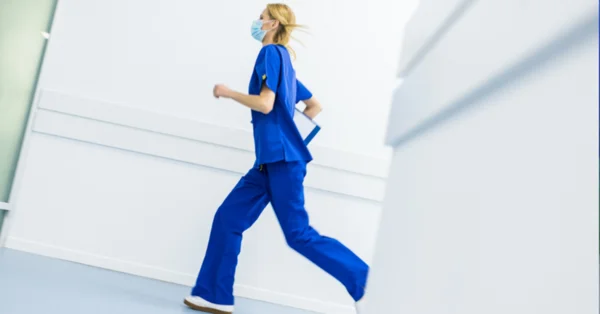 Lekarz na dyżurze na dwa fronty