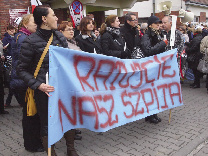 Trzebnica: Zniszczeni przez politykę