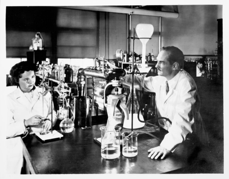 Ryc. 1. Gertruda Elion i George Hitchings w Wellcome Research Laboratories ok. 1948 roku.