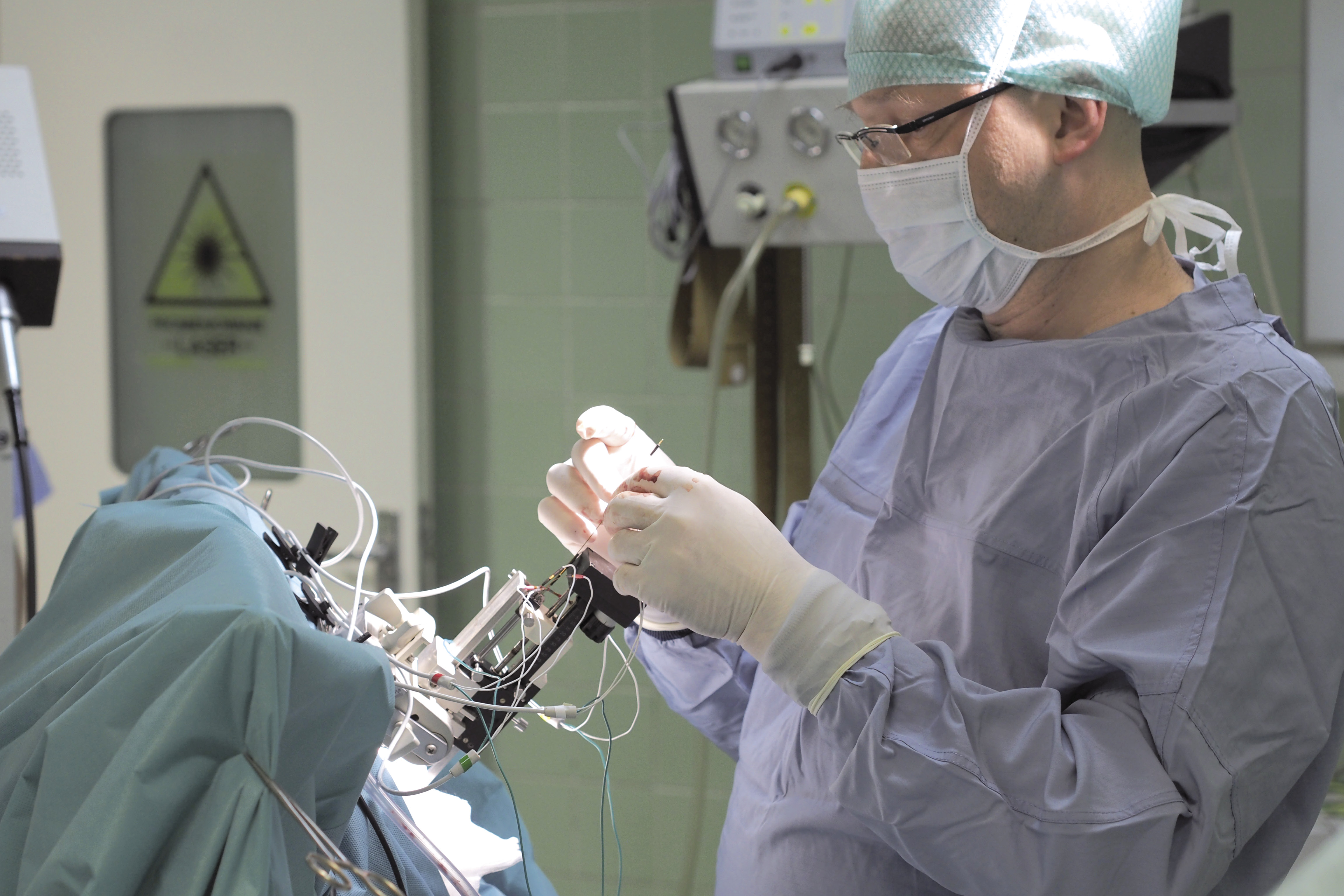 Fot. 3. Wprowadzenie i podłączanie elektrod do weryfikacji neurofizjologicznej.