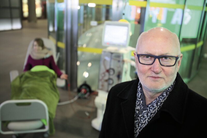 Na zdjęciu prof. Gellert z pacjentką w warszawskim metrze podczas akcji informacyjnej.