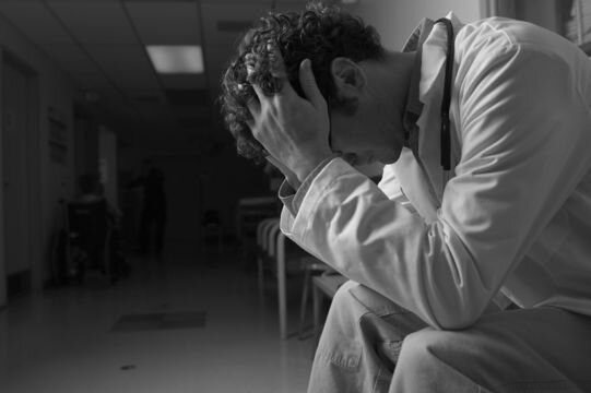 Bezpłatne webinarium 'Problemy psychologiczne lekarzy w obliczu walki z koronawirusem'