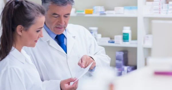 Nowe regulacje dla lekarzy i farmaceutów – co zmieniło się od 14 lutego?