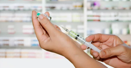 Nadchodzi twindemia. By jej zapobiec farmaceuci chcą wystawiać recepty na szczepionki