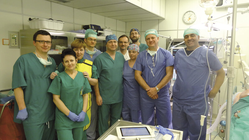 Ryc. 1. Po zakończeniu zabiegu. Od lewej stoją: Krzysztof Nowak, Renata Jabłońska, Elżbieta Sęktas, Piotr Król, Dariusz Jagielski, Zdzisław Falkiewicz, Dorota Janasz, Filip Klauza, Michael Freeland, Itzik Sinasi.