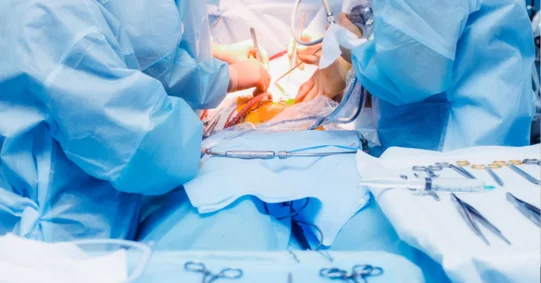 Chirurg o poziomie usług medycznych: szpitale kupują materiały tam, gdzie taniej