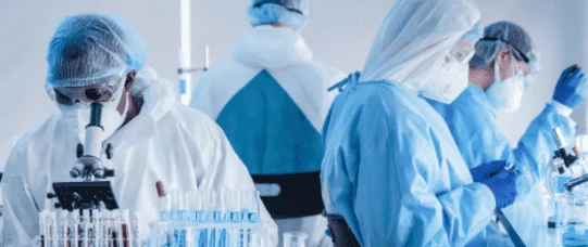 Bartosz Fiałek zaprasza liderkę antyszczepionkowców do laboratorium