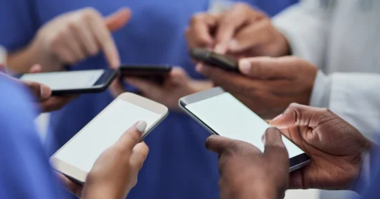 ZUS wysyła SMS-y do lekarzy. Chodzi o certyfikaty do wystawiania zwolnień