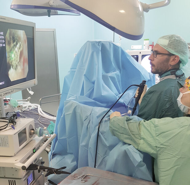Ryc. 1. Operacja kamicy nerkowej metodą RIRS.