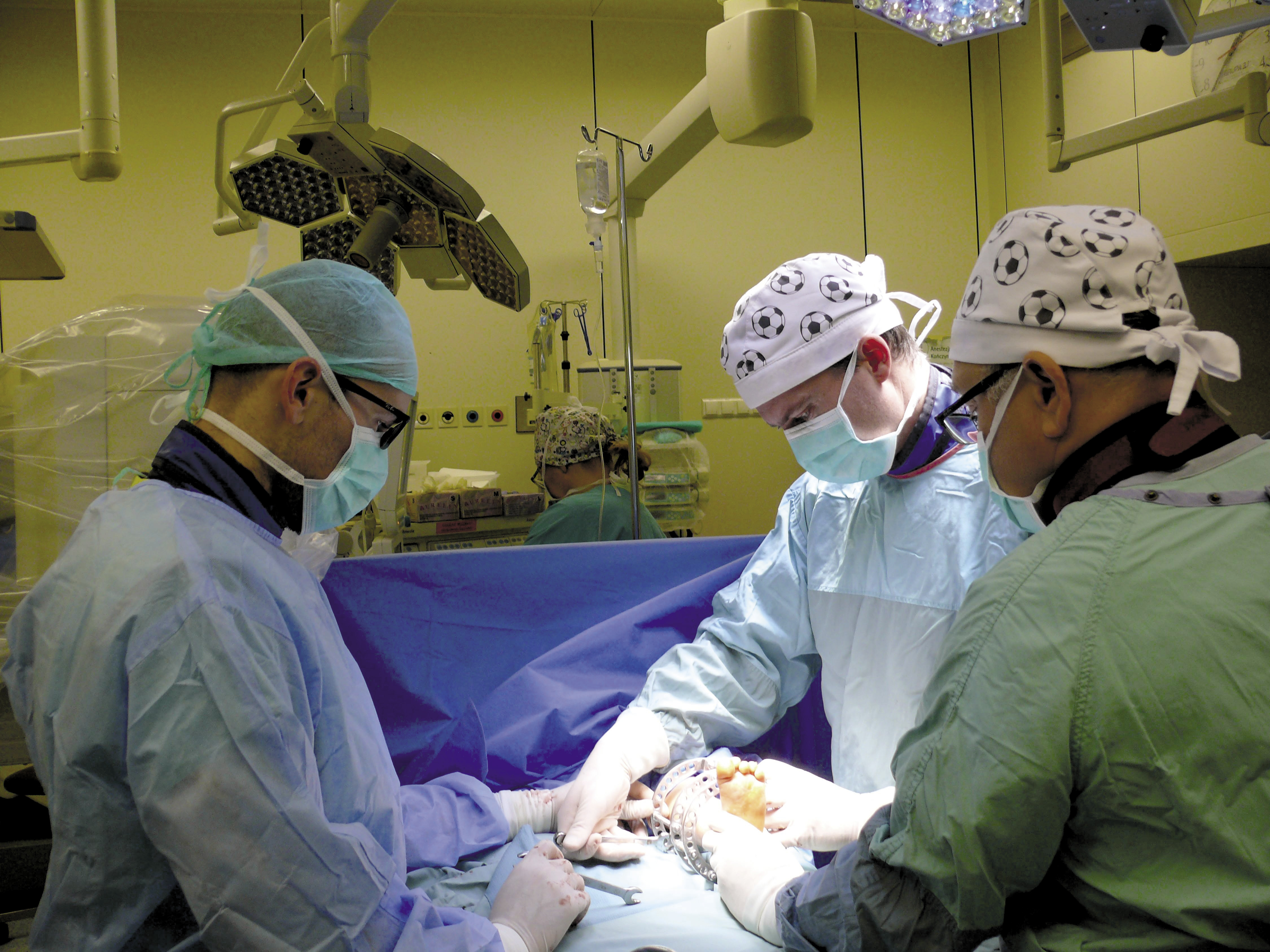 Ryc. 1. Zespół Kliniki Ortopedii i Traumatologii Narządu Ruchu operujący sześcioletniego chłopca z wrodzonym stawem rzekomym kości podudzia.