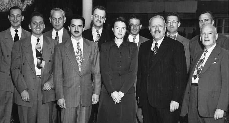 Zespół Squibb w 1950 roku. W pierwszym rzędzie dr Dorothy Hamre, w drugim trzeci od lewej dr Richard Donovick. Potwierdzili skuteczność p-aminobenzaldehydu tiosemikarbazonu w zakażeniach wywołanych przez wirus ospy krowianki.