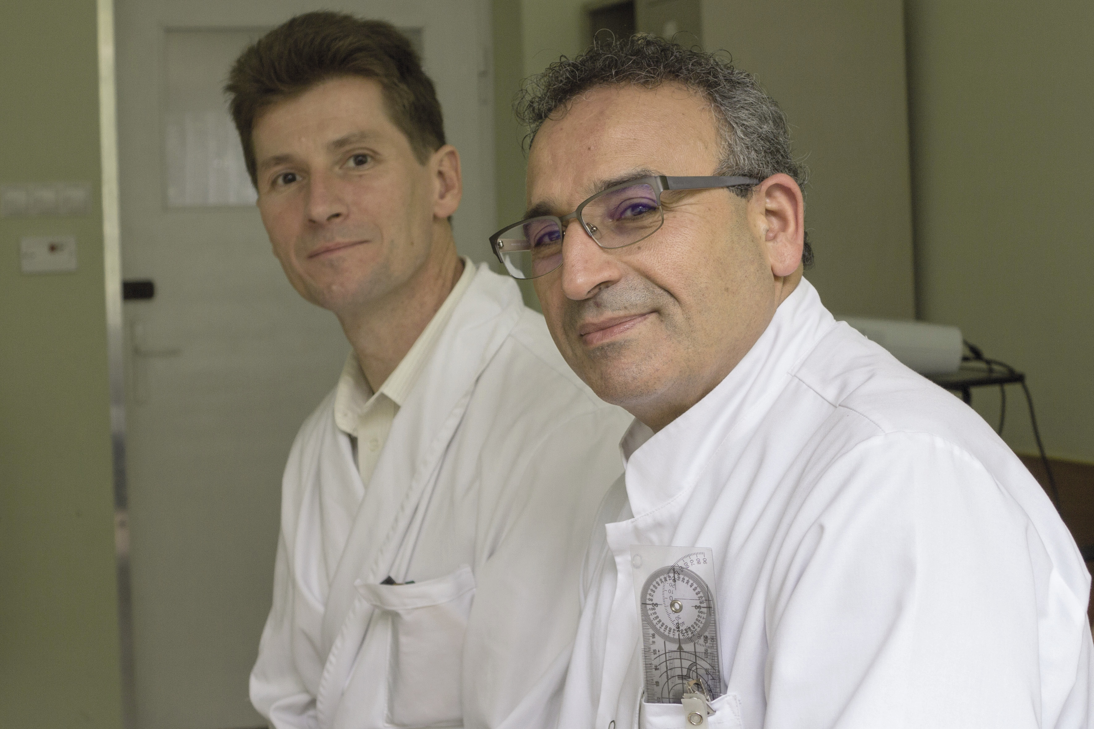 Ryc. 1. Dr n. med. Milud Ibrahim Shadi i dr n. med. Paweł Koczewski, zanim podjęli się wprowadzenia innowacyjnej operacji, długo zbierali własne doświadczenia w metodach leczenia rekonstrukcyjnego wad wrodzonych kończyn dolnych.