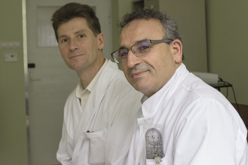 Ryc. 1. Dr n. med. Milud Ibrahim Shadi i dr n. med. Paweł Koczewski, zanim podjęli się wprowadzenia innowacyjnej operacji, długo zbierali własne doświadczenia w metodach leczenia rekonstrukcyjnego wad wrodzonych kończyn dolnych.