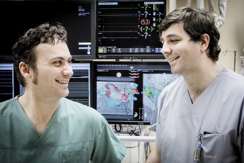 Ryc. 1. Od lewej: lek. med. Krzysztof Myrda, dr n. med. Piotr Buchta, Pracownia Elektrofizjologii i Elektroterapii, Oddział Chorób Serca i Naczyń Śląskiego Centrum Chorób Serca.