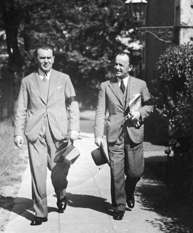 Ryc. 2. Dr Józef Laskowski (z lewej) z Wiktorem Kalicińskim po wyjściu z Pracowni Anatomo-Patologicznej Centrum Wyszkolenia Sanitarnego (1935 rok).