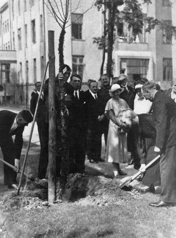 Ryc. 3. Maria Skłodowska-Curie w towarzystwie prezydenta RP Stanisława Wojciechowskiego w trakcie ceremonii wmurowania kamienia węgielnego pod budowę Instytutu Radowego (1925 rok).