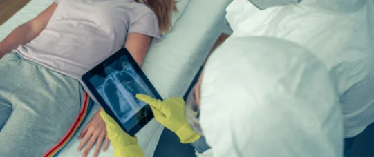 Dyrektor zdecyduje, czy lekarz walczący z COVID-19 może łączyć pracę z inną