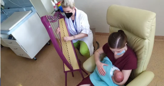 Harfa i kołysanki przyspieszą zdrowienie wcześniaków. Nowy trend na oddziałach neonatologii