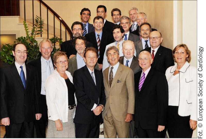 Zarząd ESC 2009. W pierwszym rzędzie czwarty od prawej prof. K. Fox (Wlk. Brytania) – poprzedni prezydent ESC, obok niego prof. R. Ferrari (Włochy) – obecny prezydent ESC, następnie prof. M. Komajda (Francja) – prezydent elekt ESC. W trzecim rzędzie pierwszy z prawej prof. A. Torbicki (Polska)